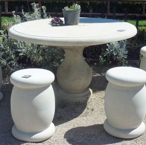 Garden furniture hand-carved in stone : outdoor table by Alain BIDAL, stone cutter in Provence