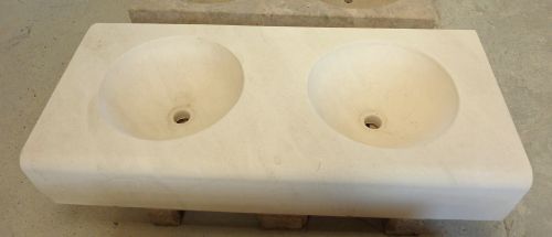 Bel évier en pierre naturelle de taille pour salle de bain par les ateliers Alain Bidal.