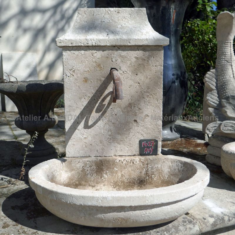 Belle fontaine de jardin de style rustique - belle vasque en pierre - Atelier Alain BIDAL (Provence)