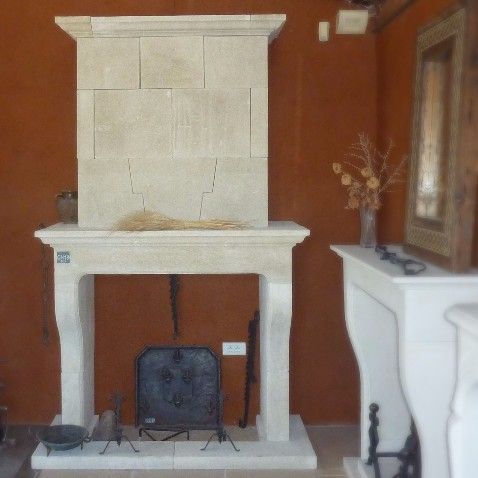 Cheminée provençale fabriquée en Provence en pierre naturelle - Atelier Alain BIDAL (Provence)