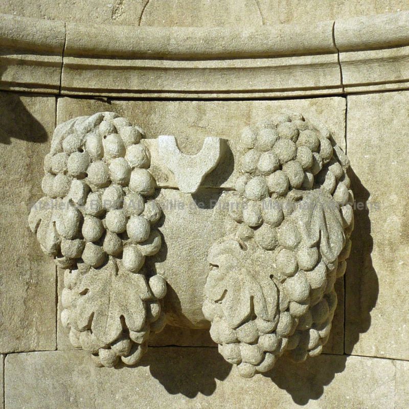 Sculpture in stone representing grappes - outdoor fountain in stone by the Atelier Alain BIDAL (Provence)