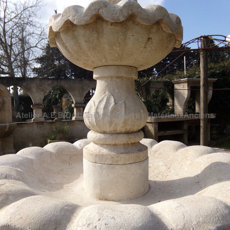 Fontaine centrale ronde à 3 vasques en pierre d’Avy - Atelier Alain BIDAL (Provence)