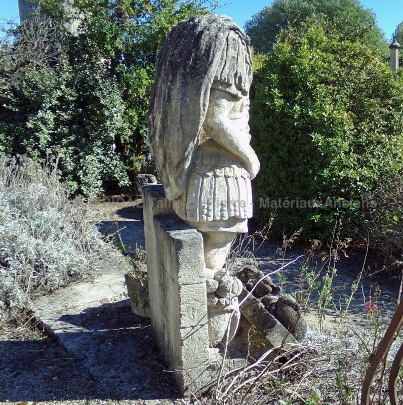 Siatue décorative en pierre sans tête d'un héro de l'antiquité - sculpture en pierre par notre artisan tailleur de pierre.