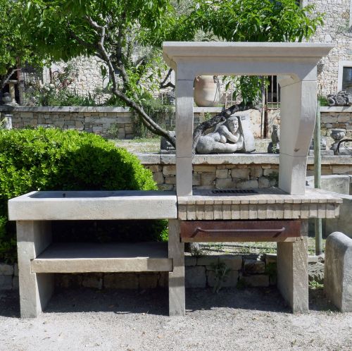 Cuisine d'été en pierre de carrière française pour aménagement extérieur - Atelier Alain Bidal (Provence)