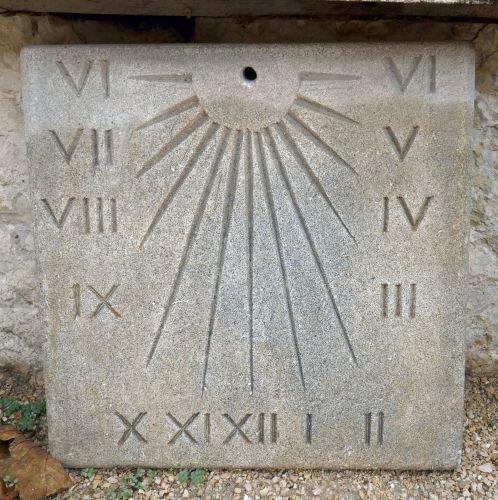 Cadran solaire en pierre de Provence par le tailleur de pierre Alain Bidal, Provence