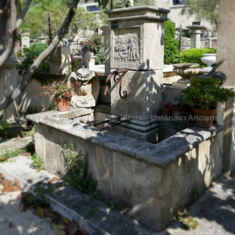 Fontaine de campagne en pierre de taille avec fronton sculpté à la main