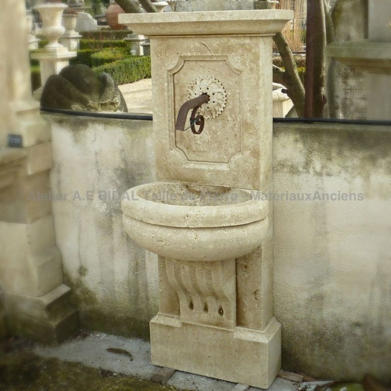 Petite fontaine de jardin en pierre taillée 100% naturelle - Atelier Alain BIDAL (Provence)