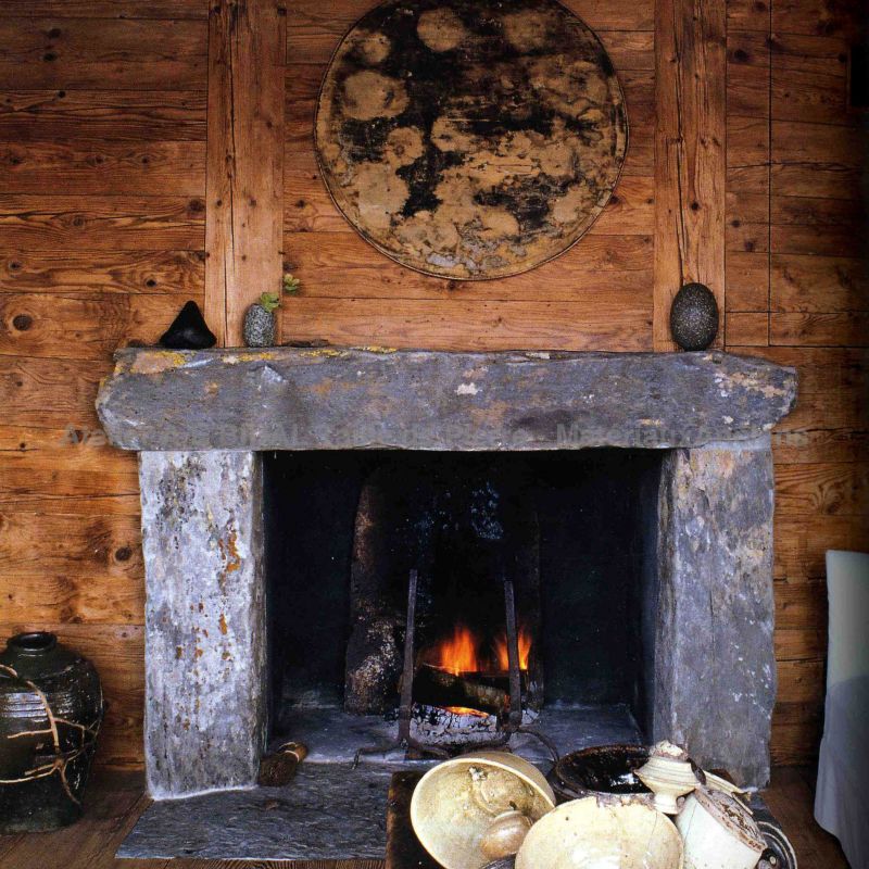Cheminée classique au charme rustique en pierre de taille - Atelier Alain BIDAL (Provence)