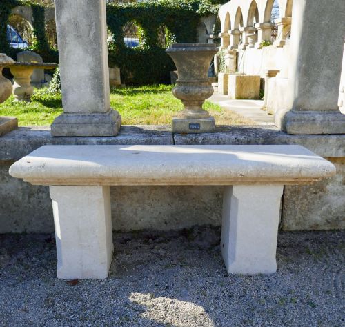 Petit banc en pierre naturelle pour l'extérieur des ateliers de taille de pierre du Vaucluse.