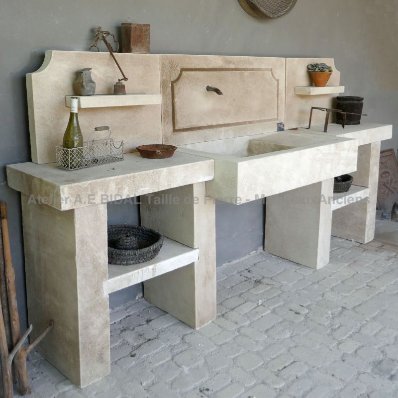 Mobilier extérieur : cuisine d'été pratique et décorative du tailleur de pierre Bidal.