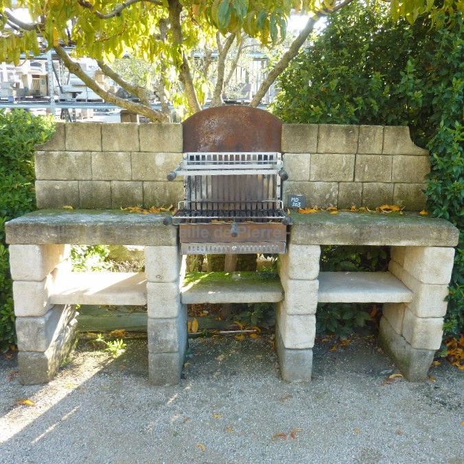Barbecue en pierre - mobilier artisanal pour l'extérieur de l'atelier de taille de pierre Alain BIDAL