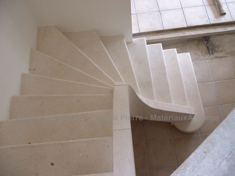 Vue aérienne de l'escalier d'intérieur en pierre de l'atelier Alain Bidal