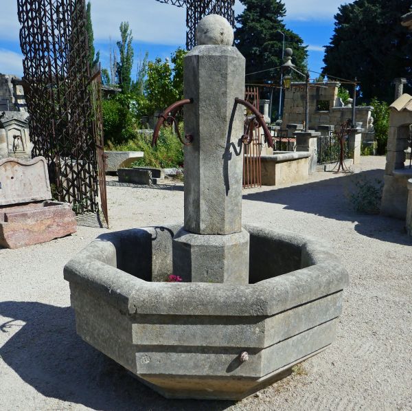 Fontaine en pierre conçue par notre tailleur de pierre pour un aménagement en extérieur - Atelier Alain BIDAL (Provence)