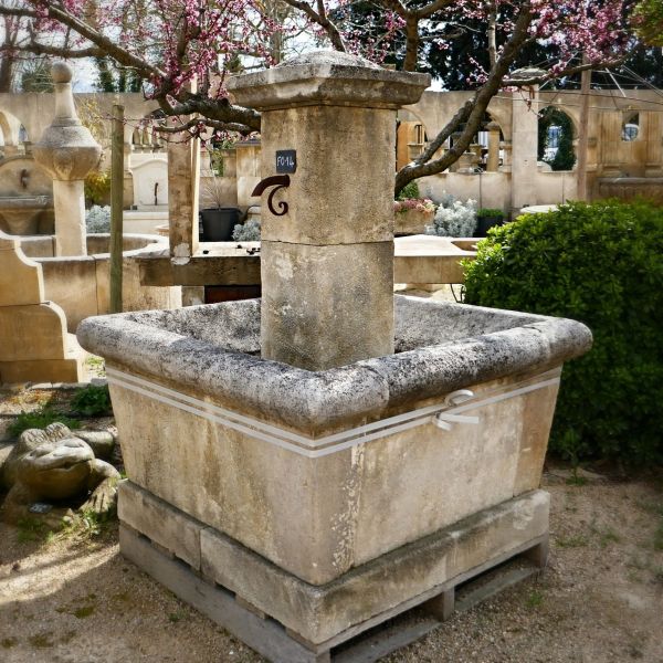 Fontaine de village d'antan en pierre naturelle de Provence en vente chez le tailleur de pierre Alain BIDAL.