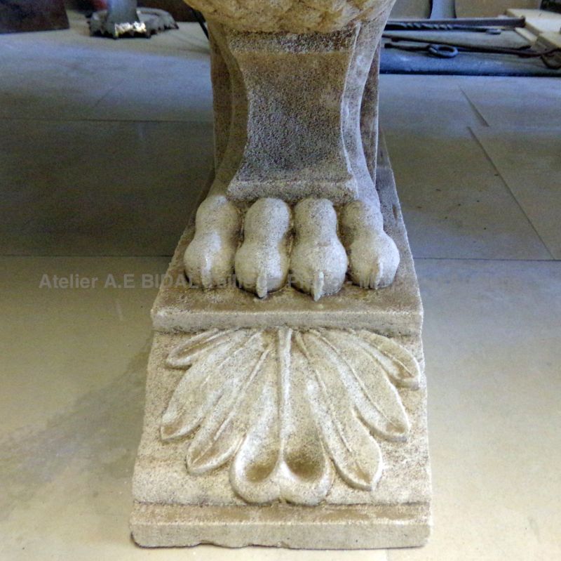 Exceptional stone furniture : table with hand-sculpted griffins in stone - Atelier Alain BIDAL (Provence)