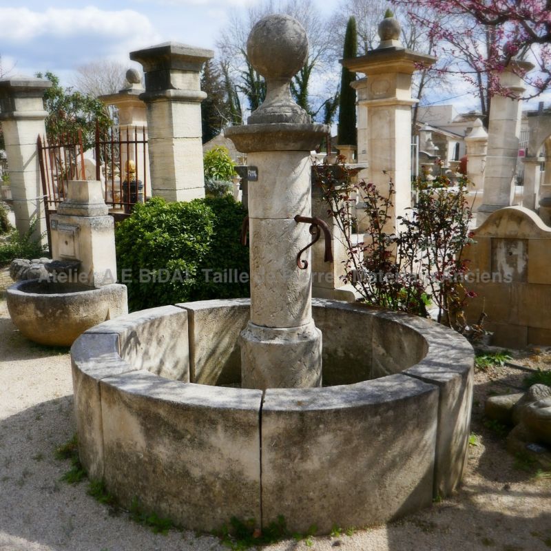 Fontaine pour jardin en pierre naturelle avec colonne et bassin rond - Atelier Alain BIDAL (Provence)