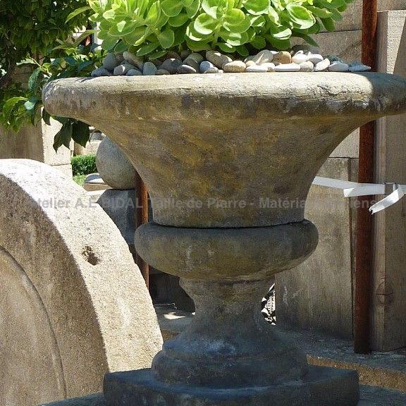 Large vase évasé en pierre naturelle de Provence