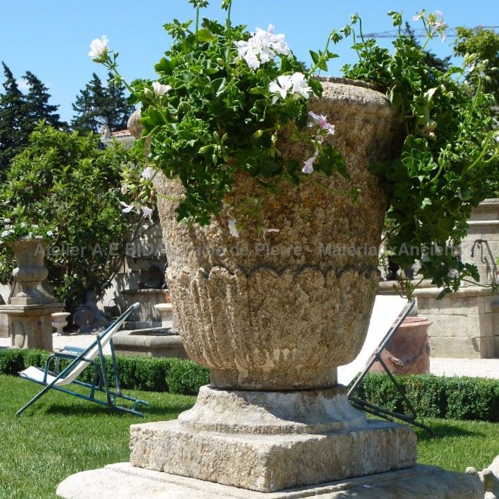 Un vase en pierre de grande dimension pour la déco en pierre de l'aménagement extérieur