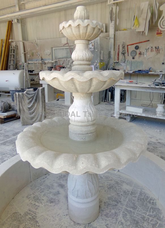 Notre tailleur de pierre en Provence vous présente cette fontaine centrale à vasques : Atelier Alain BIDAL