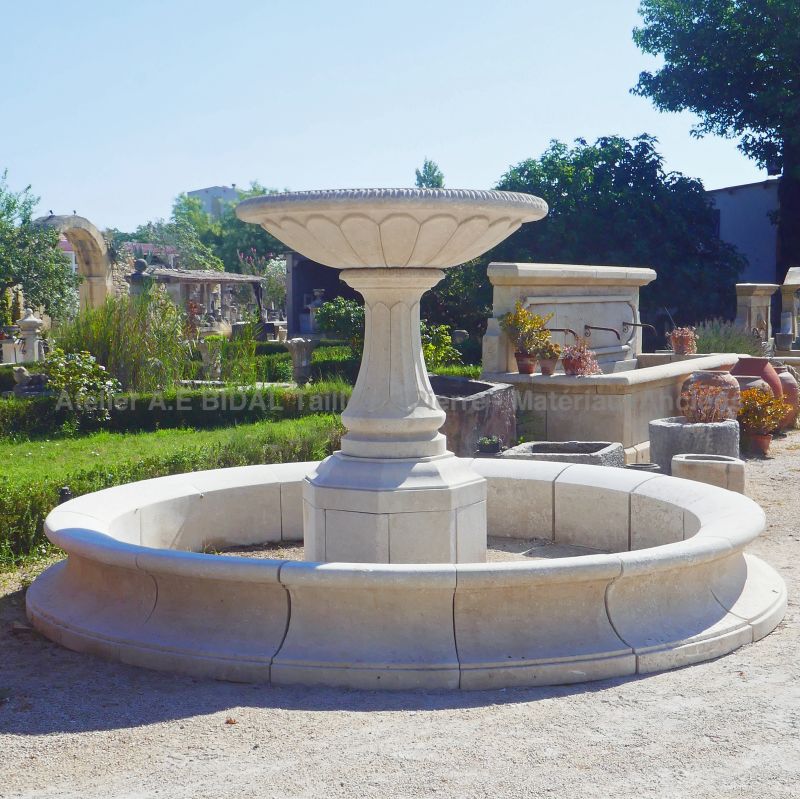 Magnifique fontaine de village de style traditionnel : taille de pierre Atelier Bidal en Provence