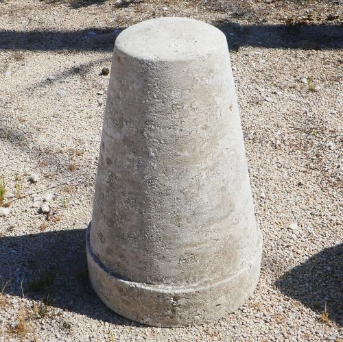 Borne en pierre naturelle - Borne conique par l'Atelier Alain Bidal