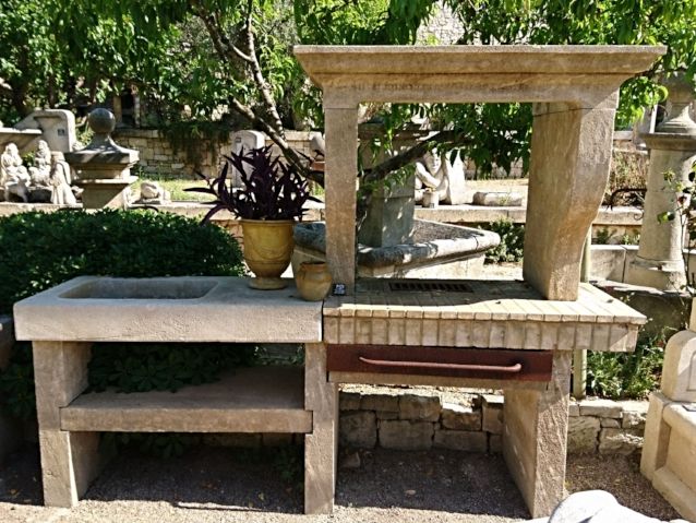 Barbecue de style provençal, réalisé en pierre naturelle dans nos ateliers en Provence.