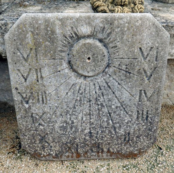 Cadran solaire en pierre par le tailleur de pierre Alain BIDAL, Provence