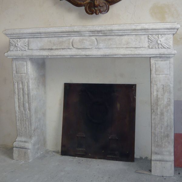 Cheminée de style Louis XVI en pierre d'Estaillades - Atelier Alain BIDAL (Provence)