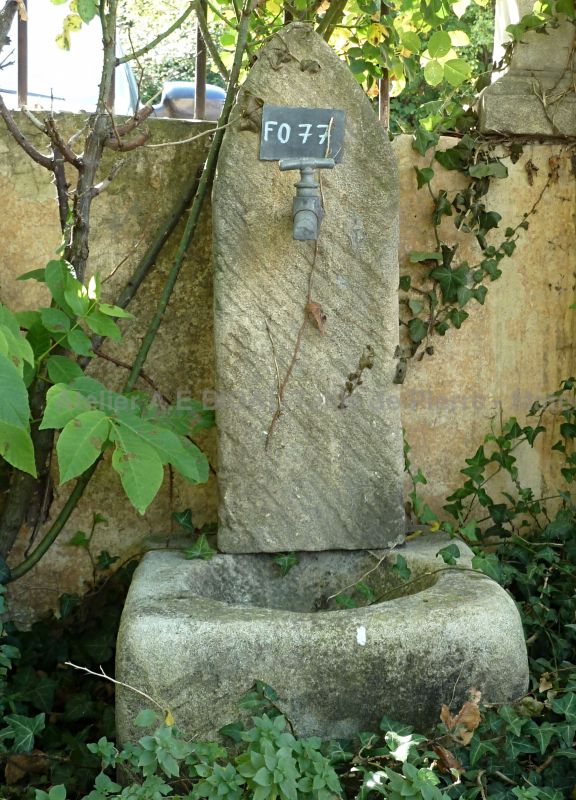 Petite fontaine de jardin en pierre par le tailleur de pierre Alain BIDAL (Provence)