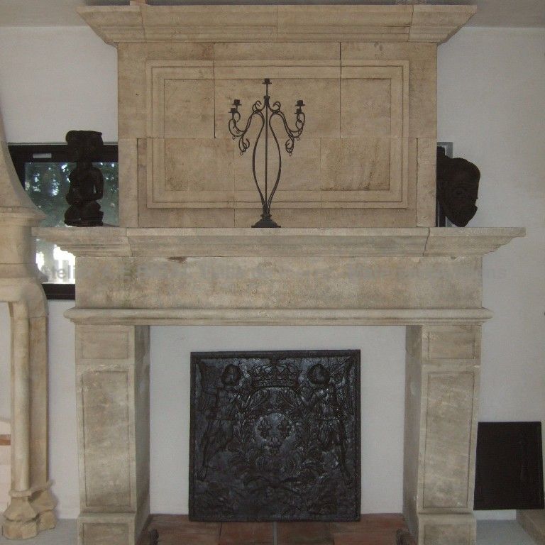 Cheminée en pierre, réalisation artisanale de réédition d'une cheminée de type Louis XV - Atelier Alain BIDAL (Provence)