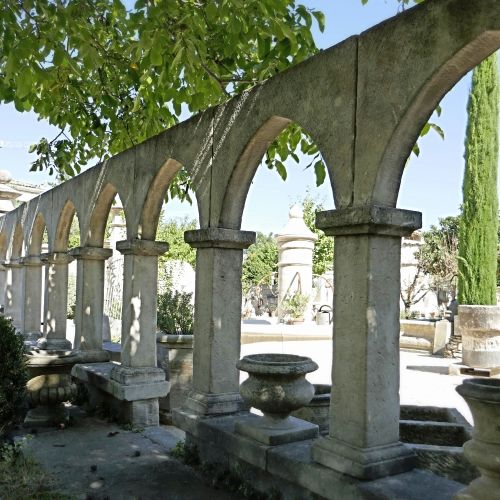 Cloître en pierre naturelle de confection artisanale signée Atelier Alain BIDAL.