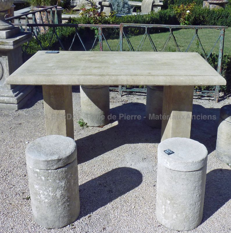 Table in carved limestone by the stone cutter of Provence Alain BIDAL