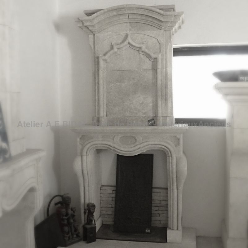 Fireplace with an over-mantle, the reissue of a classic Louis XV mantelpiece - Atelier Alain BIDAL (Provence)