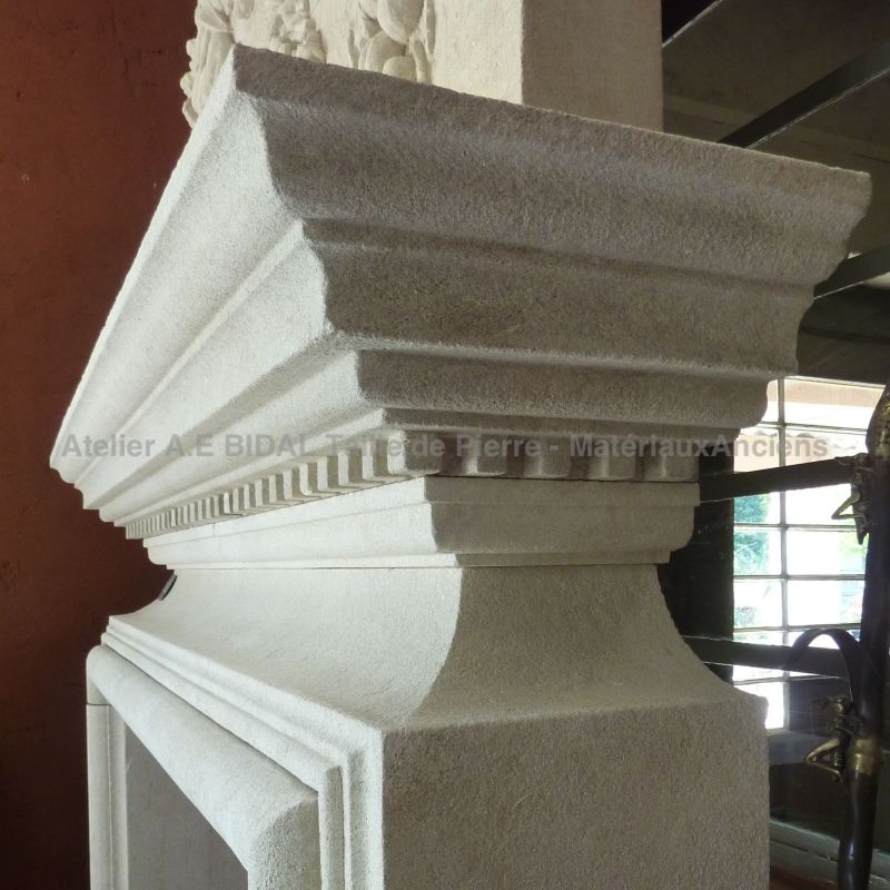 Détails sculptés de réalisation artisanale sur une cheminée Louis XIII de reedition - Atelier Alain BIDAL (Provence)