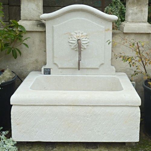 Fontaine en pierre d'Avy | Belle fontaine pour jardin à adosser en pierre naturelle de qualité.