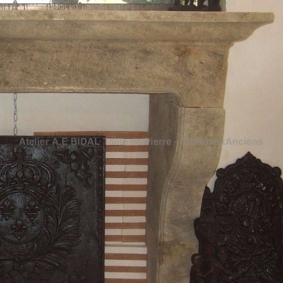 Cheminée provençale construite en France dans le Lubéron par nos tailleurs de pierre - Atelier Alain BIDAL (Provence)