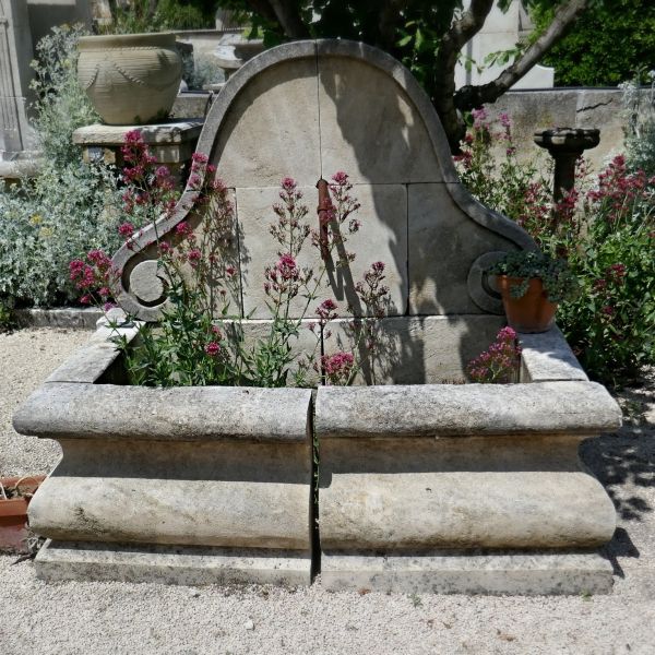 Fontaine murale de jardin de forme "chapeau de gendarme" - Atelier Alain BIDAL (Provence)