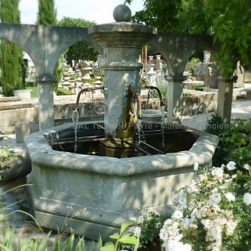 Taille de pierre : superbe fontaine octogonale en pierre par l'Atelier Alain Bidal.