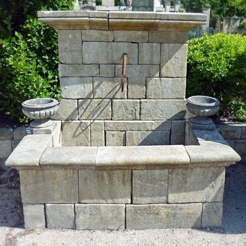 Fontaine de jardin de type provençale en pierre de taille signée Alain BIDAL, tailleur de pierre.