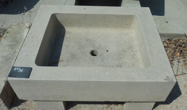 Versatile sink in carved limestone : ideal for a kitchen, a bathroom or a part of a summer kitchen ! (Atelier Alain BIDAL, Provence)