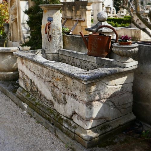 L'artisan tailleur de pierre Alain Bidal vous présente cette fontaine en pierre d'angle.