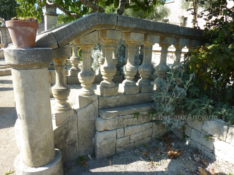 Balustrade extérieure - balustrade d'extérieur du célèbre en Provence tailleur de pierre Alain Bidal