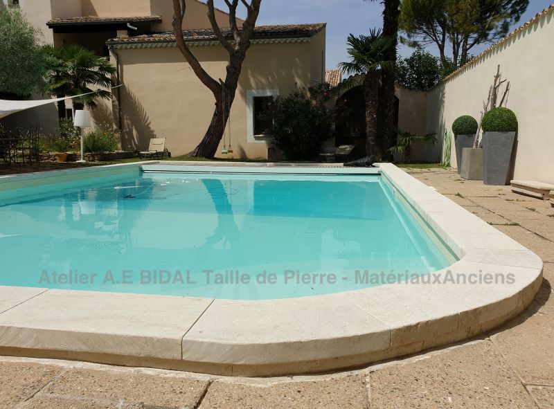 Réalisation sur mesure de margelle en pierre naturelle pour piscine par le tailleur de pierre Alain BIDAL