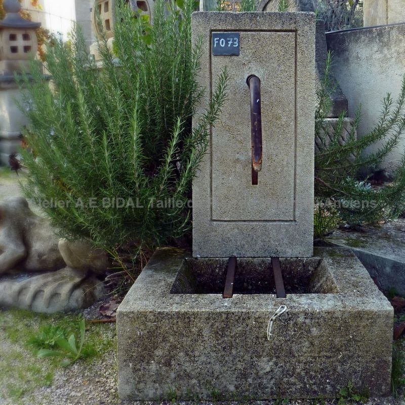 Small water fountain in stone : a rustic wall fountain in carved limestone - Atelier Alain BIDAL (Provence)