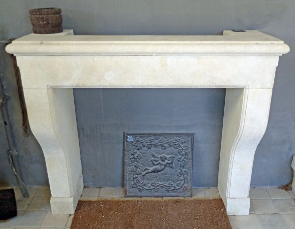 Classic Provence mantelpiece in carved limestone - Atelier Alain BIDAL (Provence)