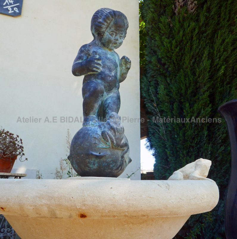 Putto et grenouille : central de notre fontaine en pierre en vente en Provence chez Atelier Alain BIDAL