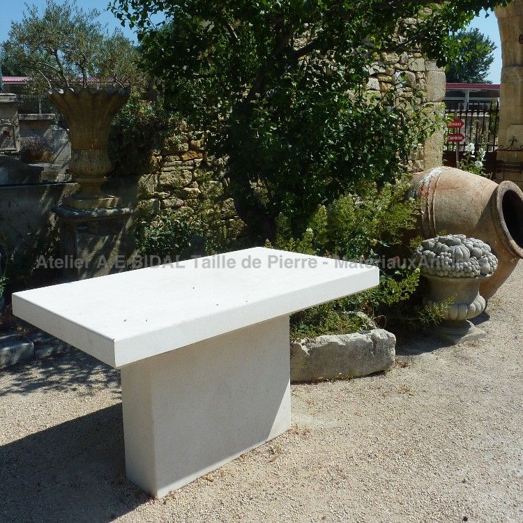 Sustainable furniture in stone : table for the inside or the outside - Atelier Alain BIDAL (Provence)