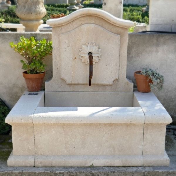 Fontaine murale de petite dimension en pierres naturelles par le tailleur de pierre Alain Bidal.
