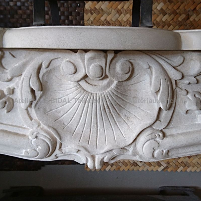 Cheminée en pierre d'Estaillades - une cheminée de style ancien, un élément de décoration en pierre au cachet exceptionnel.