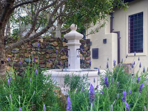 Fontaine de Provence en pierre naturelle par le tailleur de pierre Alain BIDAL